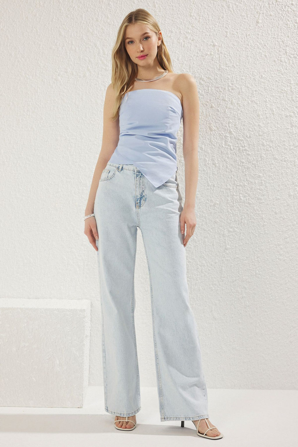 Trendyolmilla Mavi Straplez Pamuklu Dokuma Bluz TWOSS25BZ00242
