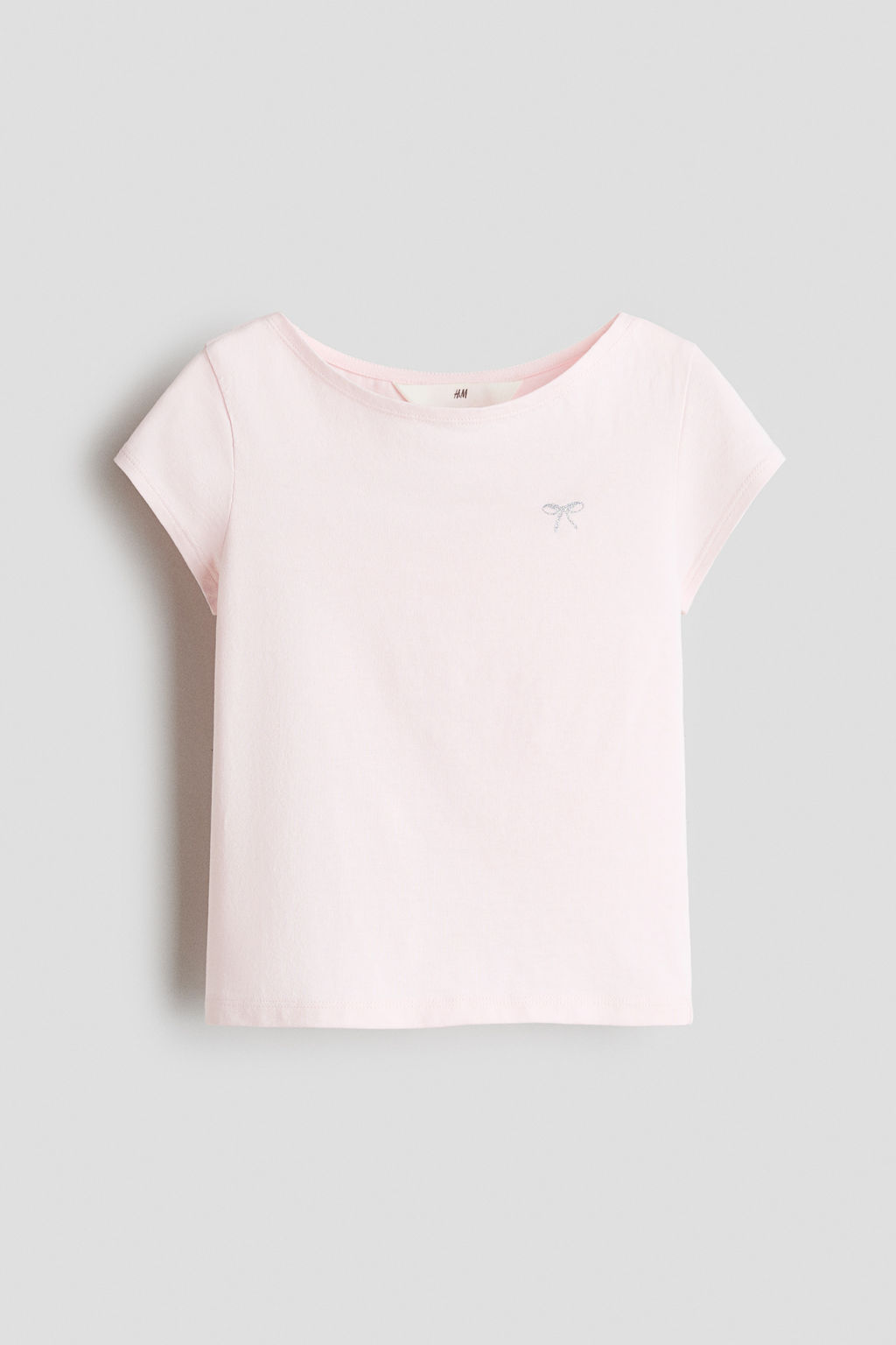 Camiseta con escote barco y detalle decorativo