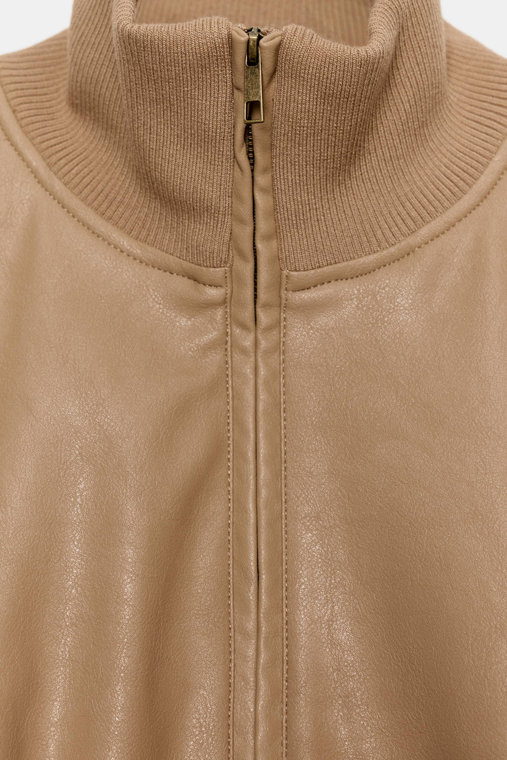 CHAQUETA BOMBER EFECTO PIEL / Camel oscuro