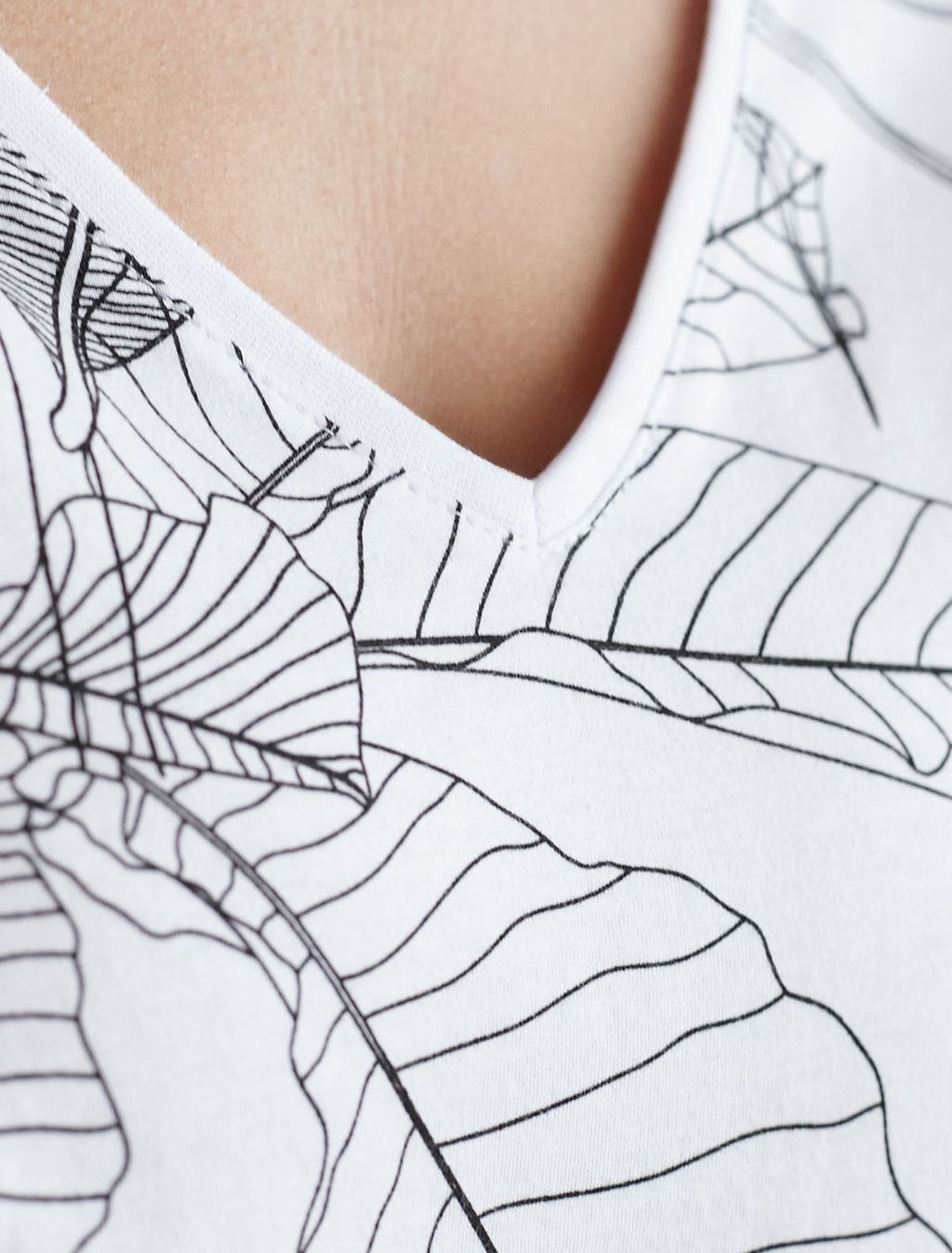 Свободная футболка с V-вырезом и цельнокроеным рукавом из 100% хлопка с принтом - Vilatte фото 2