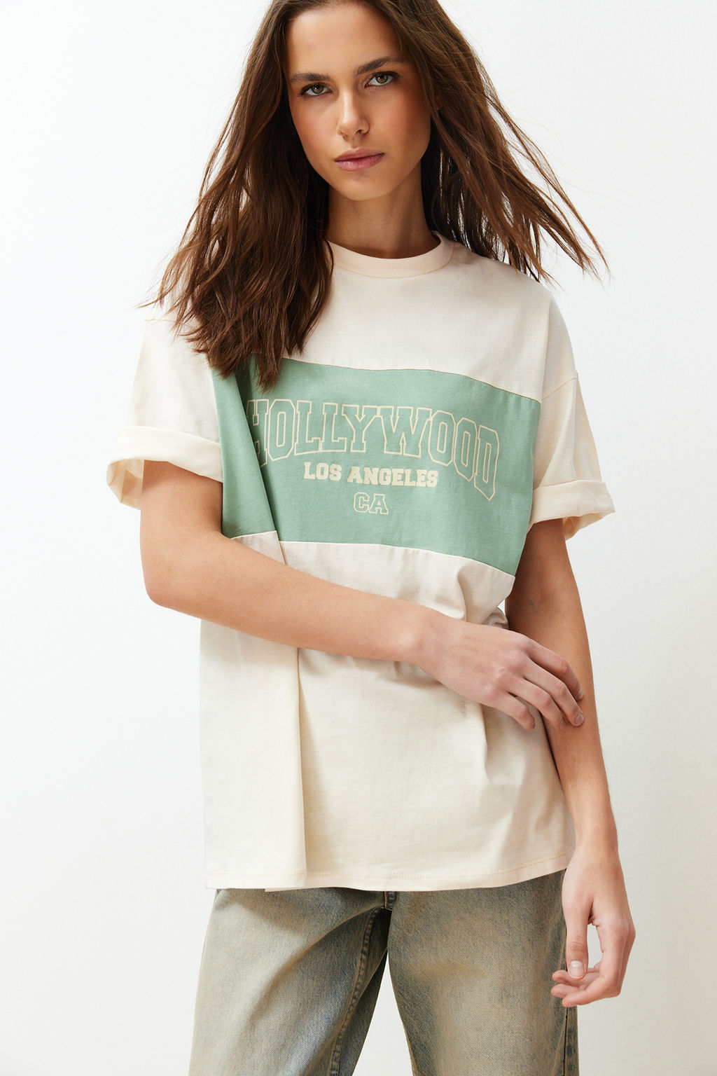 TRENDYOLMILLA Tas %100 Pamuk Renk Bloklu Sehir Bask?l? Oversize/Genis Kesim Orme T-Shirt TWOSS24TS00079 фото 2