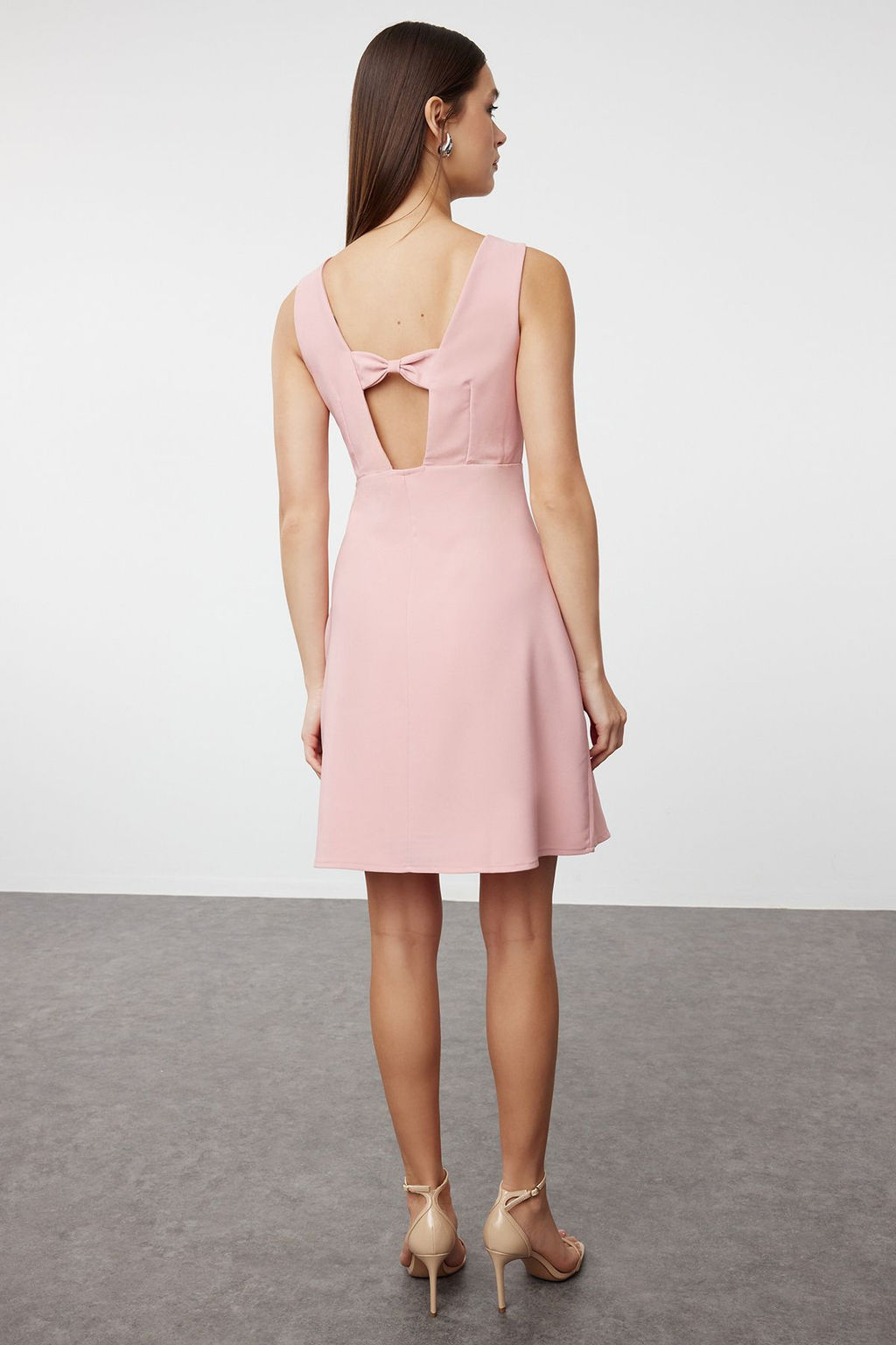 Pudra A Kesim Dugme ve S?rt? Fiyonk Detayl? Mini Dokuma Elbise TWOSS24EL00987 - Trendyolmilla фото 5