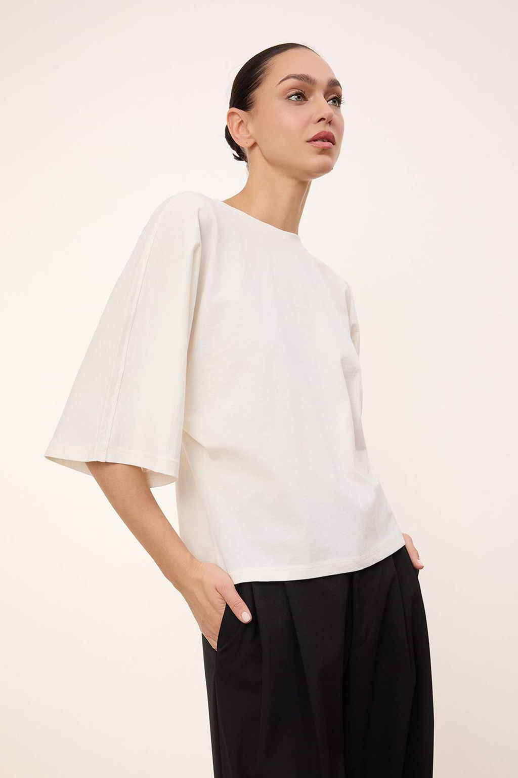 Wardrobe Essentials-Ekru Genis Kal?p Yarasa Kol %100 Pamuk Orme T-Shirt TWOSS26TS00047