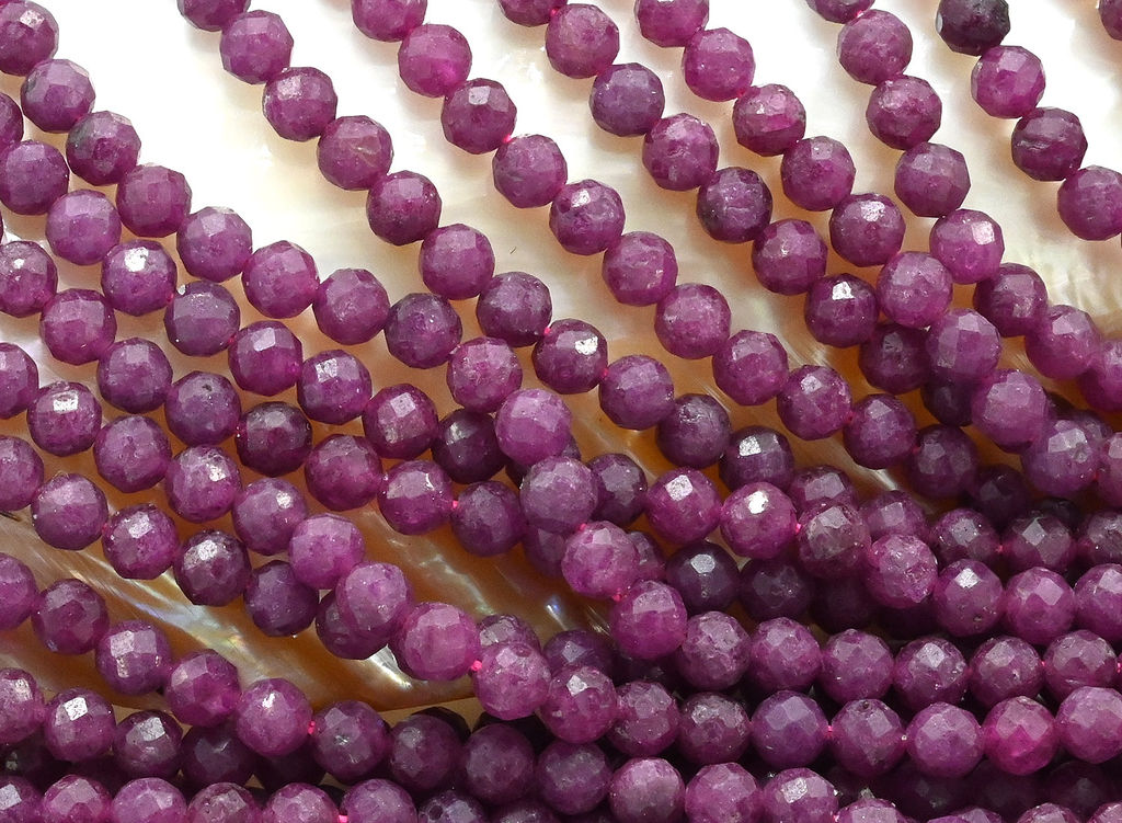 Бусины из рубина шарик гр.4мм, 39см, 93 бусины Радуга камня