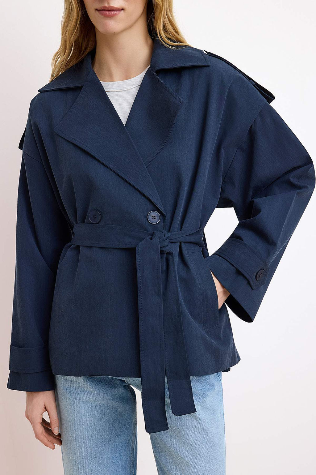 Vizon Yumusak Tuseli Kemerli Oversize Kruvaze Kapama Midi Trenckot TWOSS26TR00007 - Trendyolmilla фото 3