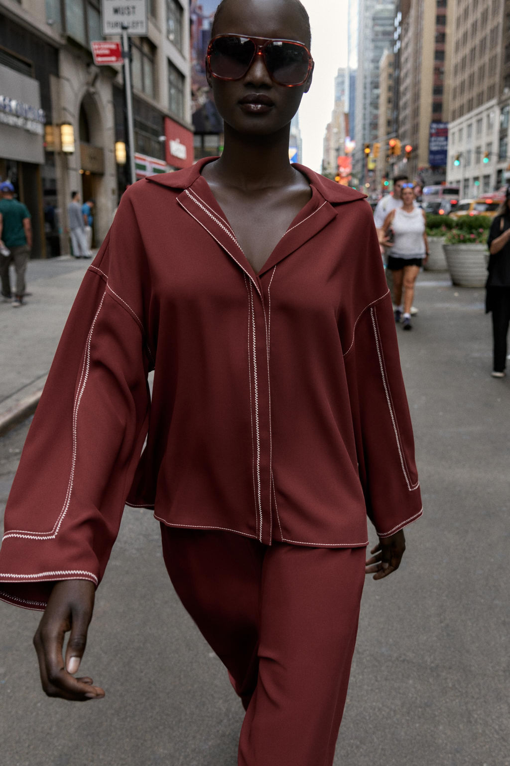 WIDE-LEG TROUSERS WITH CONTRAST TOPSTITCHING