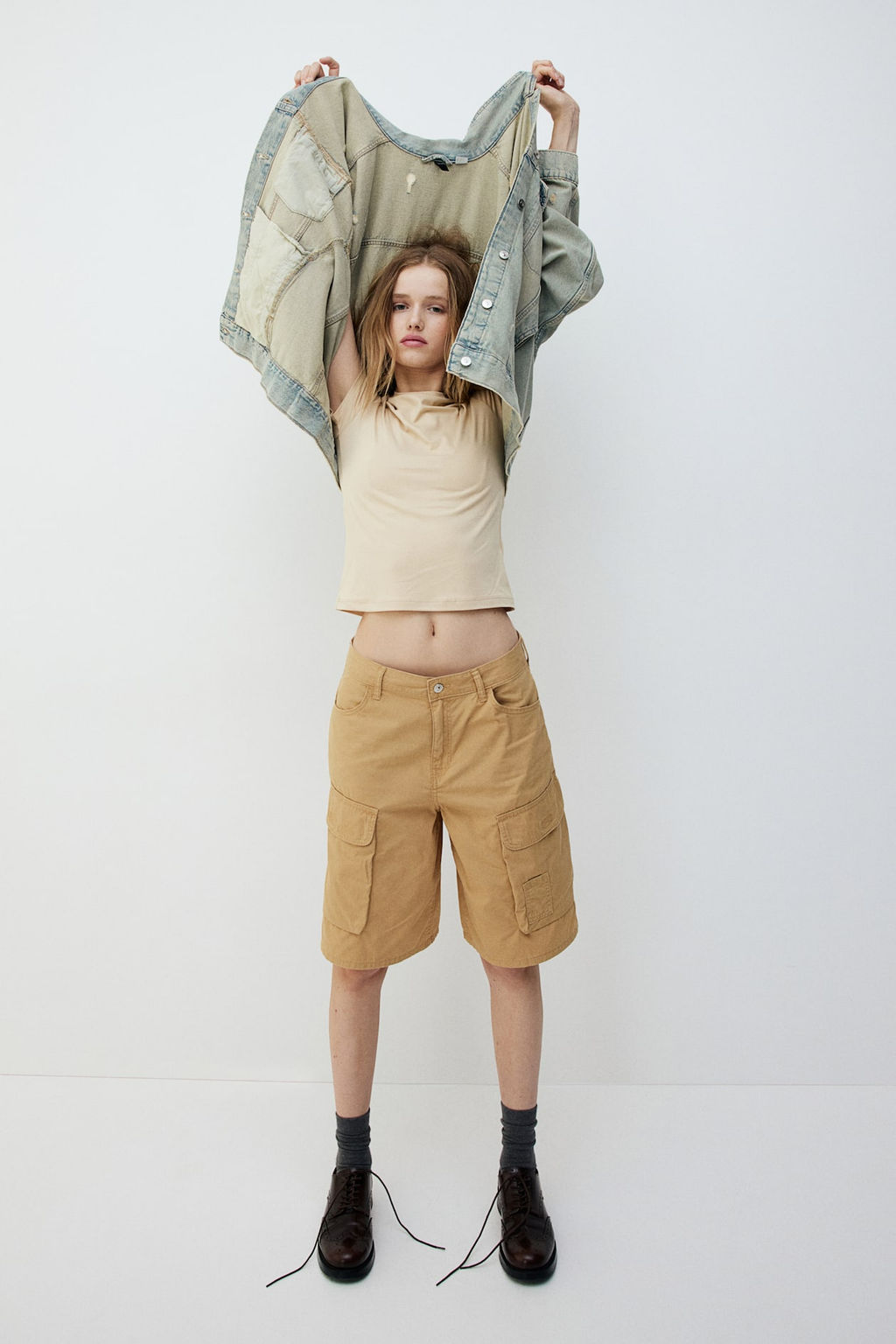 Cazadora denim oversize con efecto desgastado - H&m фото 2
