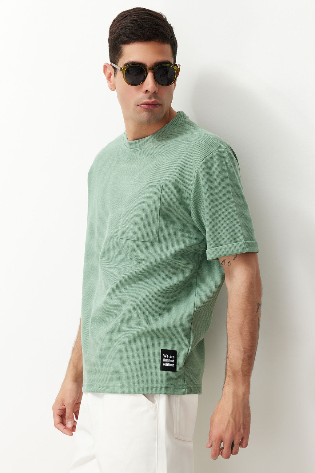 TRENDYOL MAN Siyah Oversize/Genis Kesim K?sa Kol Cepli Etiket Detayl? T-Shirt TMNSS23TS00077 - Trendyolmilla фото 4