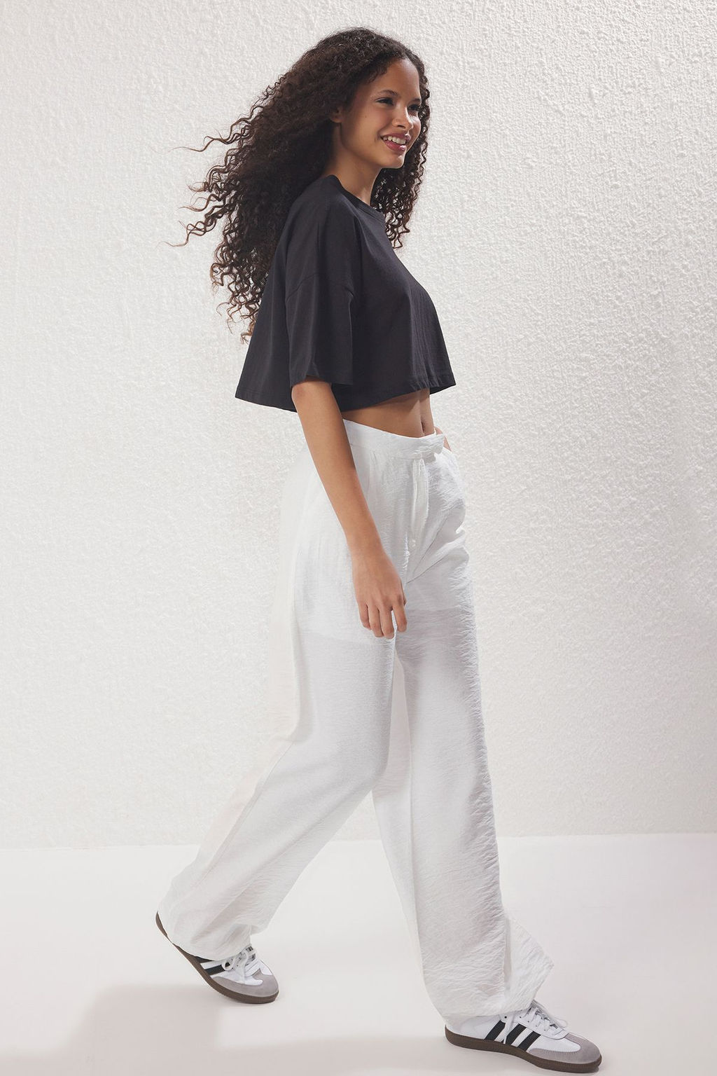 Trendyolmilla Beyaz Dokulu Wide Leg/Genis Paca Ince Kumas Astarl? Pantolon TWOSS25PL00113  фото 2