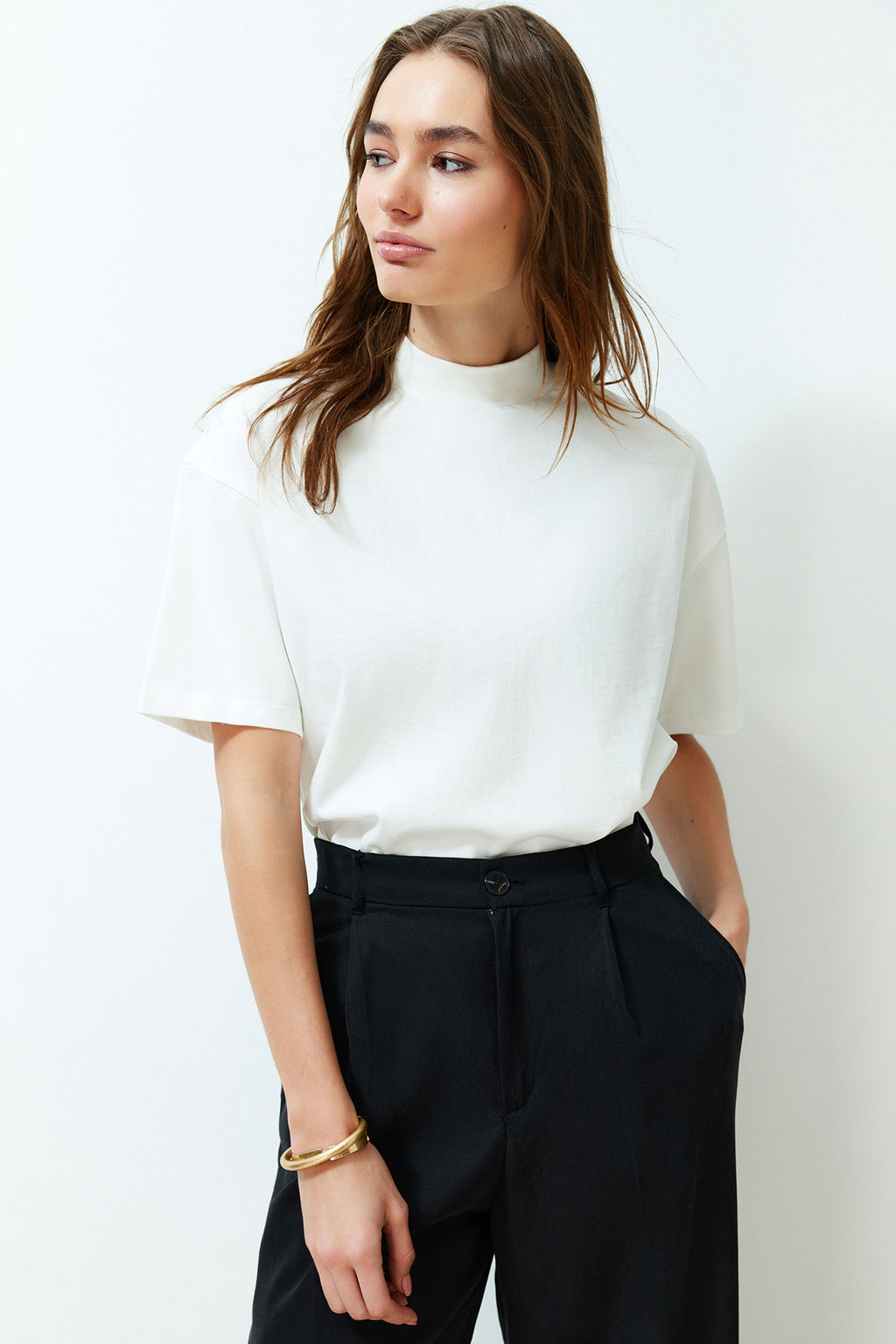 Beyaz %100 Kal?n Pamuklu Dik Yaka Truvakar Kol Orme T-Shirt TWOSS24TS00074