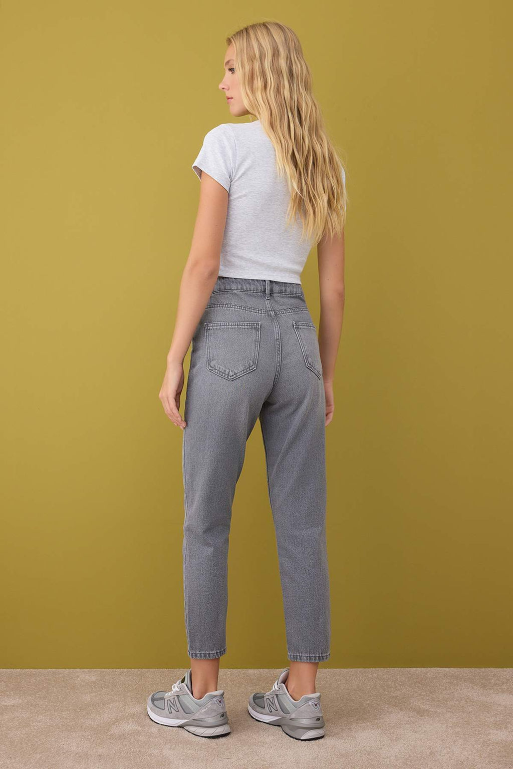 Gri Yuksek Bel Mom Jeans TWOAW26JE00059 - Trendyolmilla фото 4