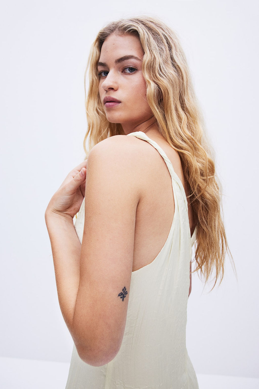 Vestido de saten arrugado con detalle girado - H&m фото 3