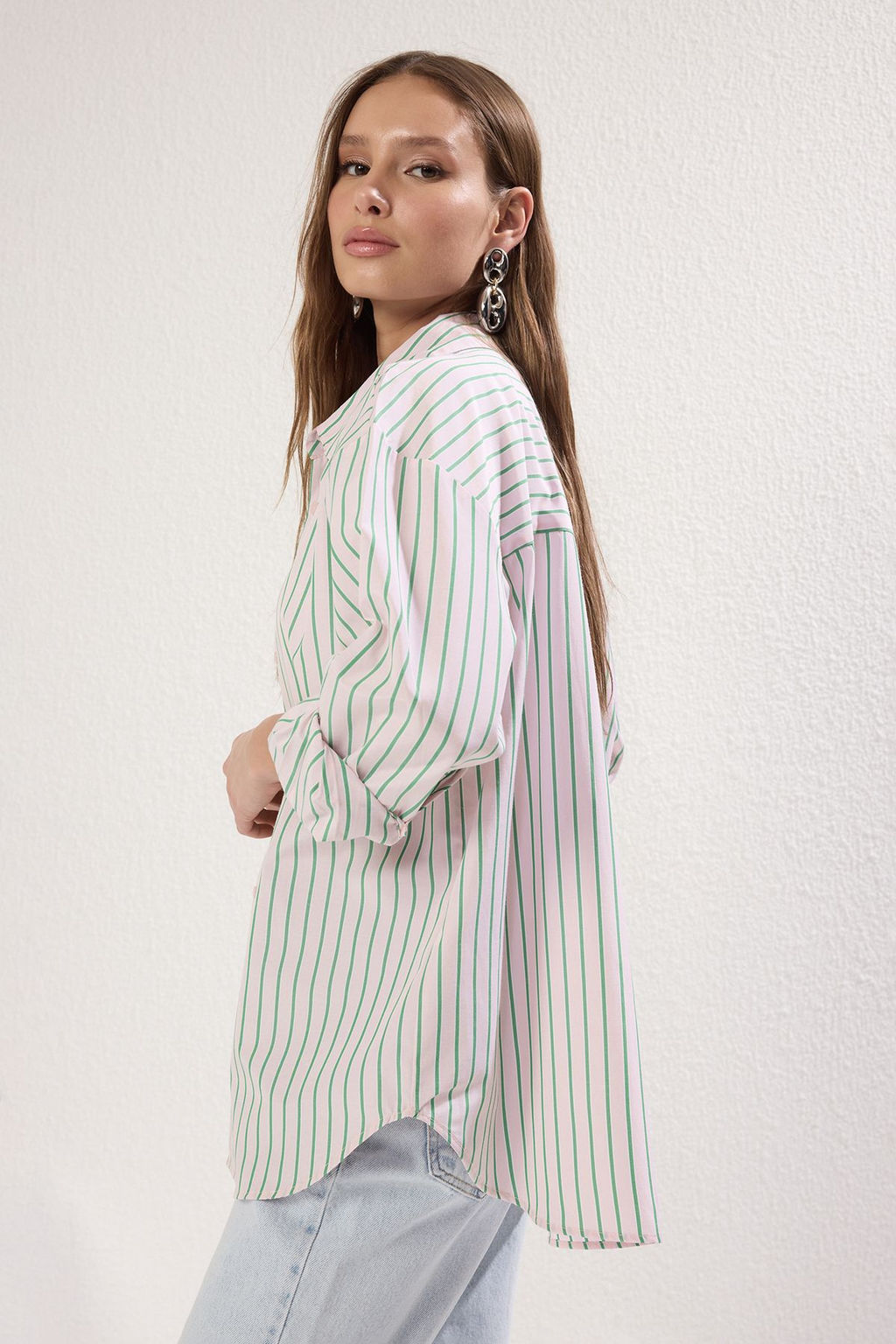 TRENDYOLMILLA Pembe Cizgili Pamuklu Kumas Oversize Genis Kal?p Gomlek TWOSS25GO00107  фото 3