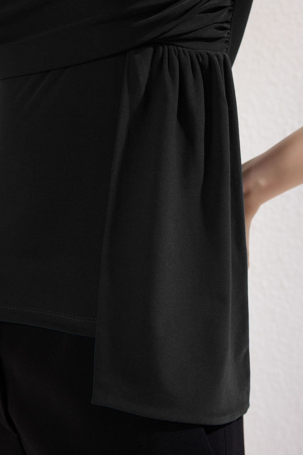 Siyah Tek Kol Asimetrik Drape/Buzgu Detayl? Vucuda Oturan Esnek Orme Bluz TWOSS25BZ00286 - Trendyolmilla фото 2