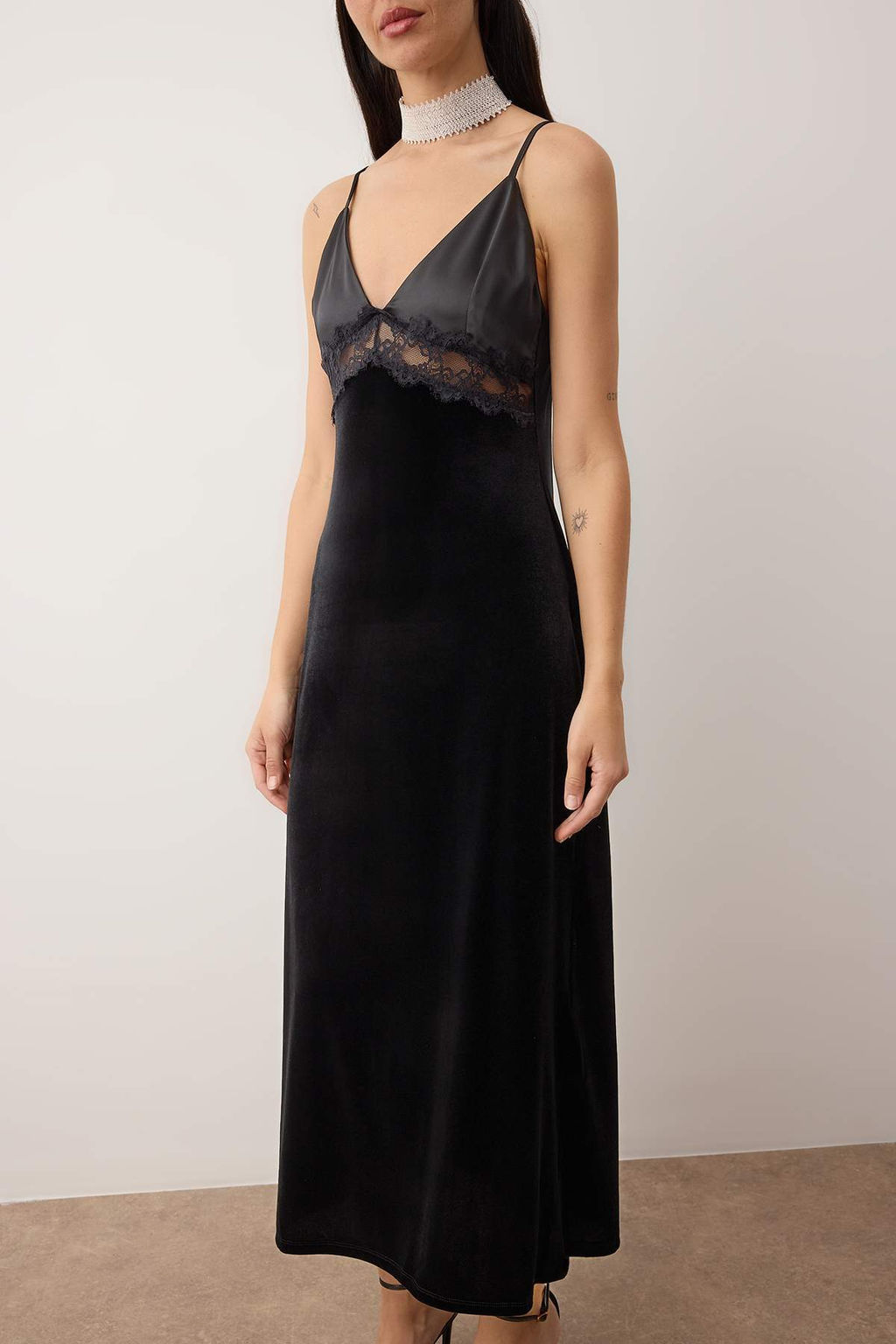 Siyah Kadife Saten ve Dantel Detayl? Y?lbas? Elbisesi TPRAW26EL00065 - Trendyolmilla фото 4