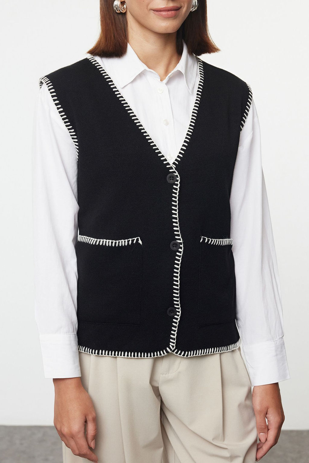 Trendyolmilla Siyah Regular V Yaka Renk Bloklu Yelek TWOAW25YE00025  фото 11