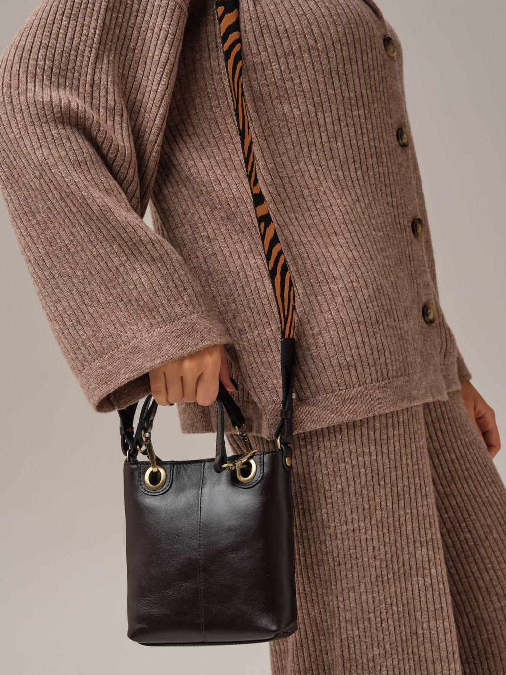 Сумка кожаная кросс-боди Deboro 30347 шоколад/фиджи