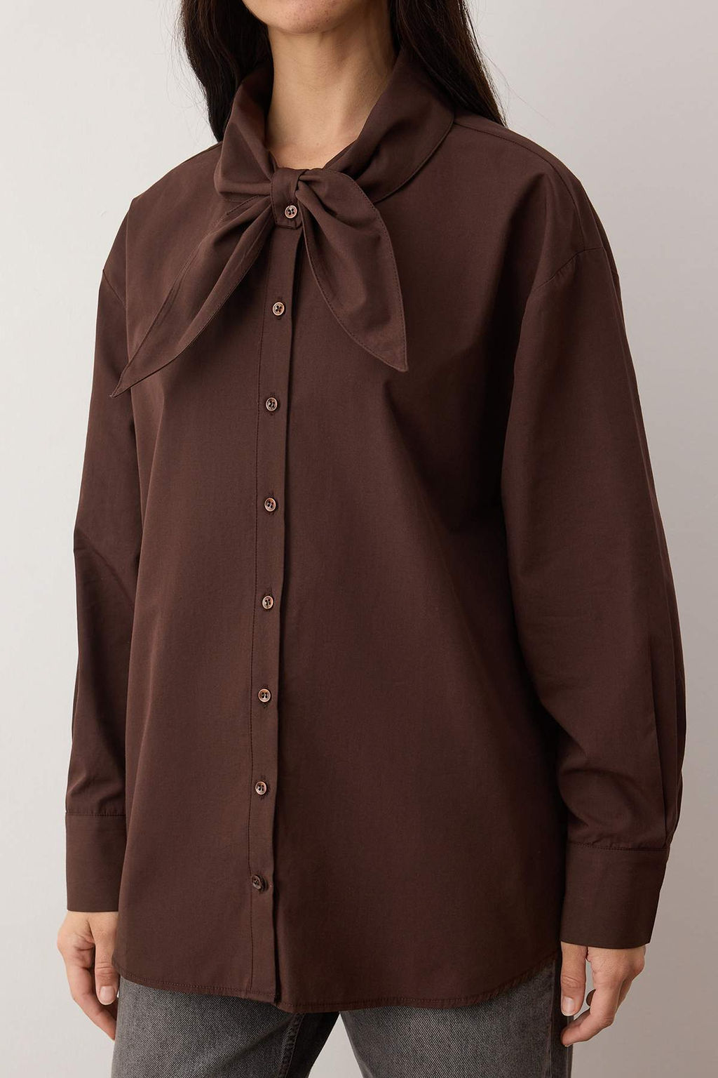 Koyu Kahverengi Pamuklu Yaka Fiyonk Baglamal? Genis Kal?p Poplin Gomlek TWOAW26GO00123 - Trendyolmilla фото 3