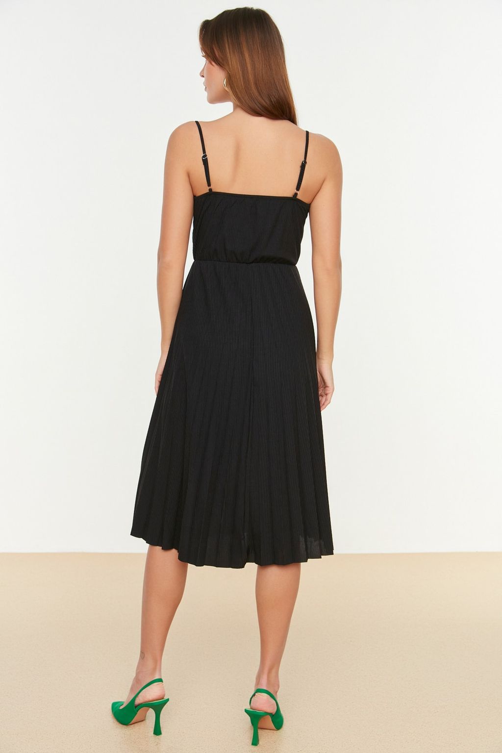 TRENDYOLMILLA Siyah Belden Ac?lanMidi Kruvaze Piliseli Ayarlanabilir Ask?l? Esnek Orme Elbise TWOSS20EL2729  фото 42