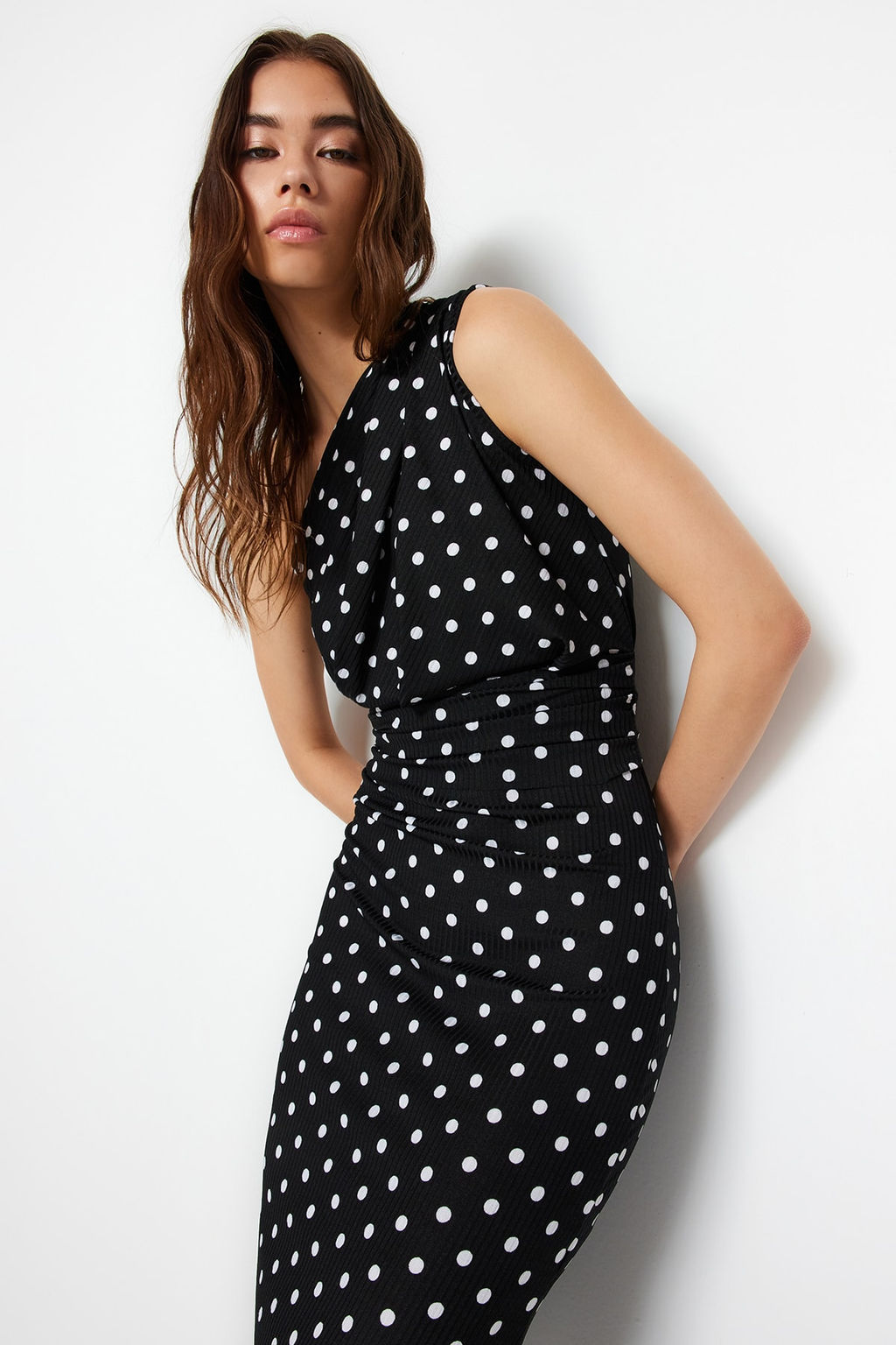 Siyah Bask?l? Fitted/Vucuda Oturan Tek Omuz Asimetrik Buzgu Detayl? Orme Kalem Elbise TWOSS23EL02182