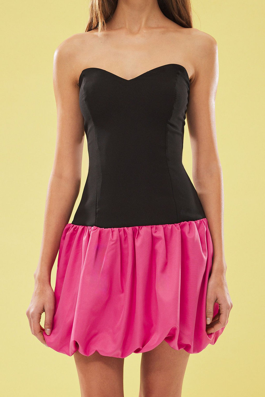 TRENDYOLMILLA Siyah-Fusya Vucuda Oturan Balon Etek Detayl? S?k K?sa Elbise TPRSS25EL00096