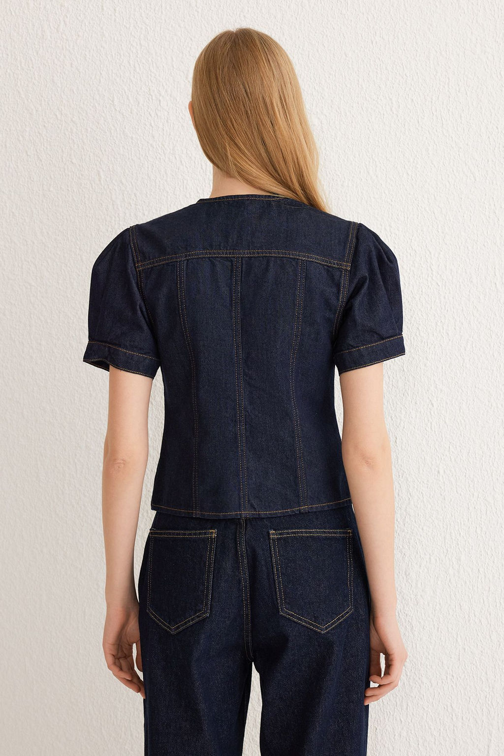 Trendyolmilla Koyu Mavi K?sa Balon Kollu V Yaka Denim Bluz TWOSS25BZ00000 фото 5