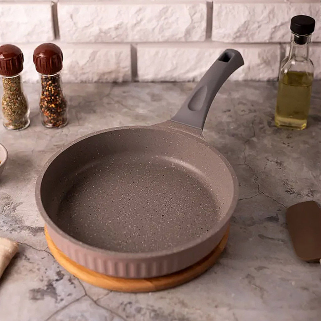 Сковорода с тефлоновым покрытием д28см Stella, h6,5см, s0,32см, дно д26см, s0,4см, ручка из термостойкого пластика (Россия) - Домашняя мода фото 5