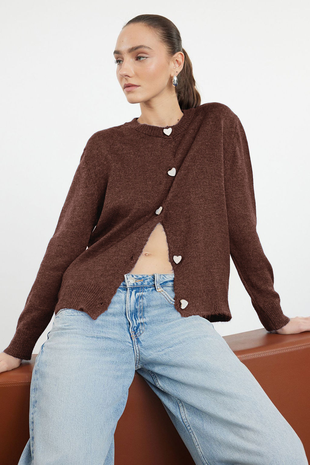 Kahverengi Yumusak Dokulu Mucevher Dugmeli Ceket Gorunumlu Triko H?rka TWOAW22HI0044
