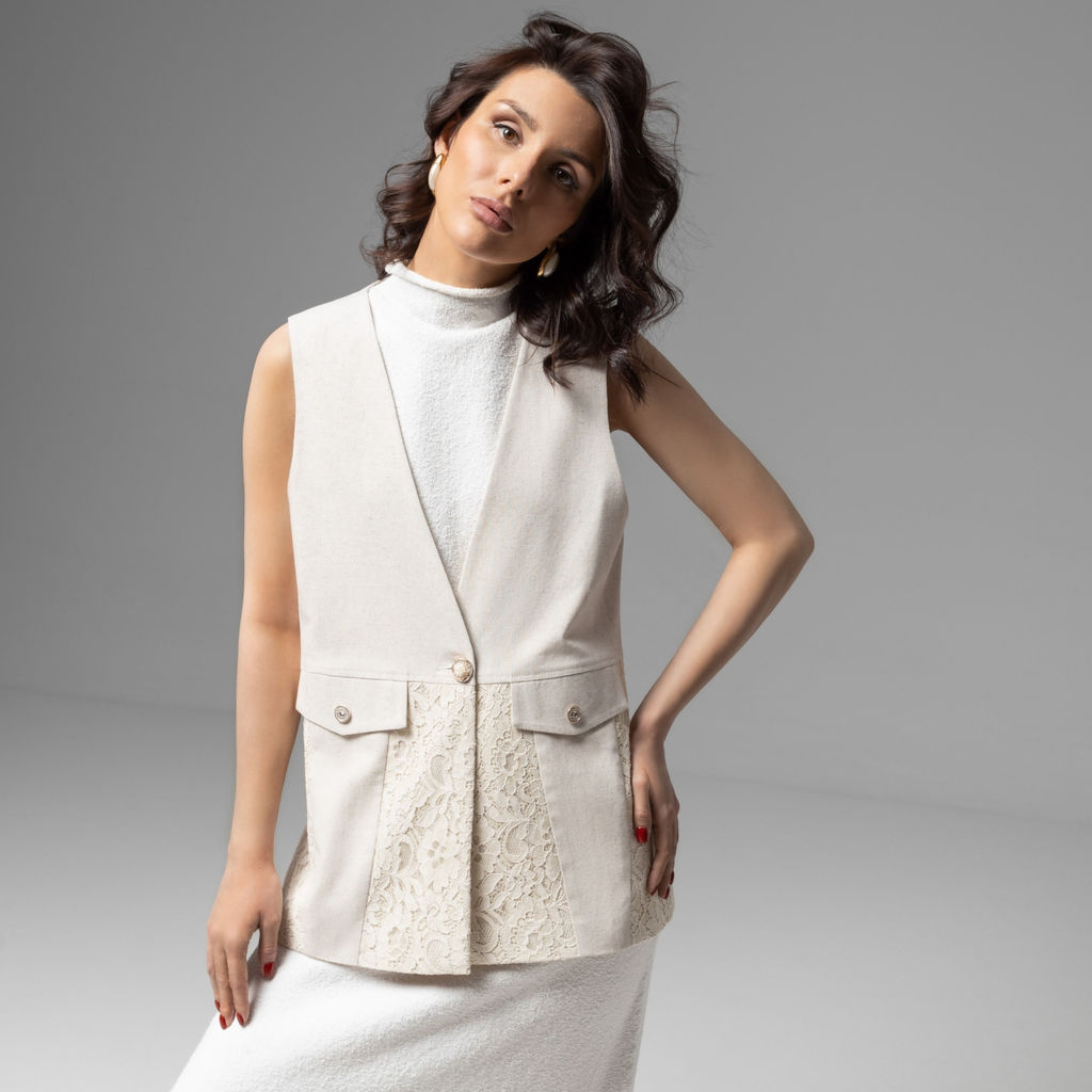 Жилет на подкладе с кружевом, Искусство переговоров (beige) - Charutti фото 7