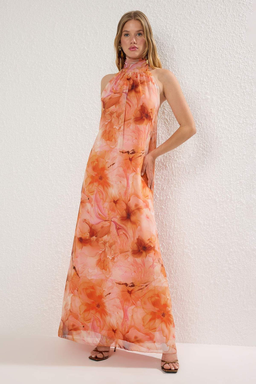 TRENDYOLMILLA Cok Renkli Soyut Desenli Astarl? Sifon Dokuma Uzun S?k Abiye Elbise TPRSS25AE00126