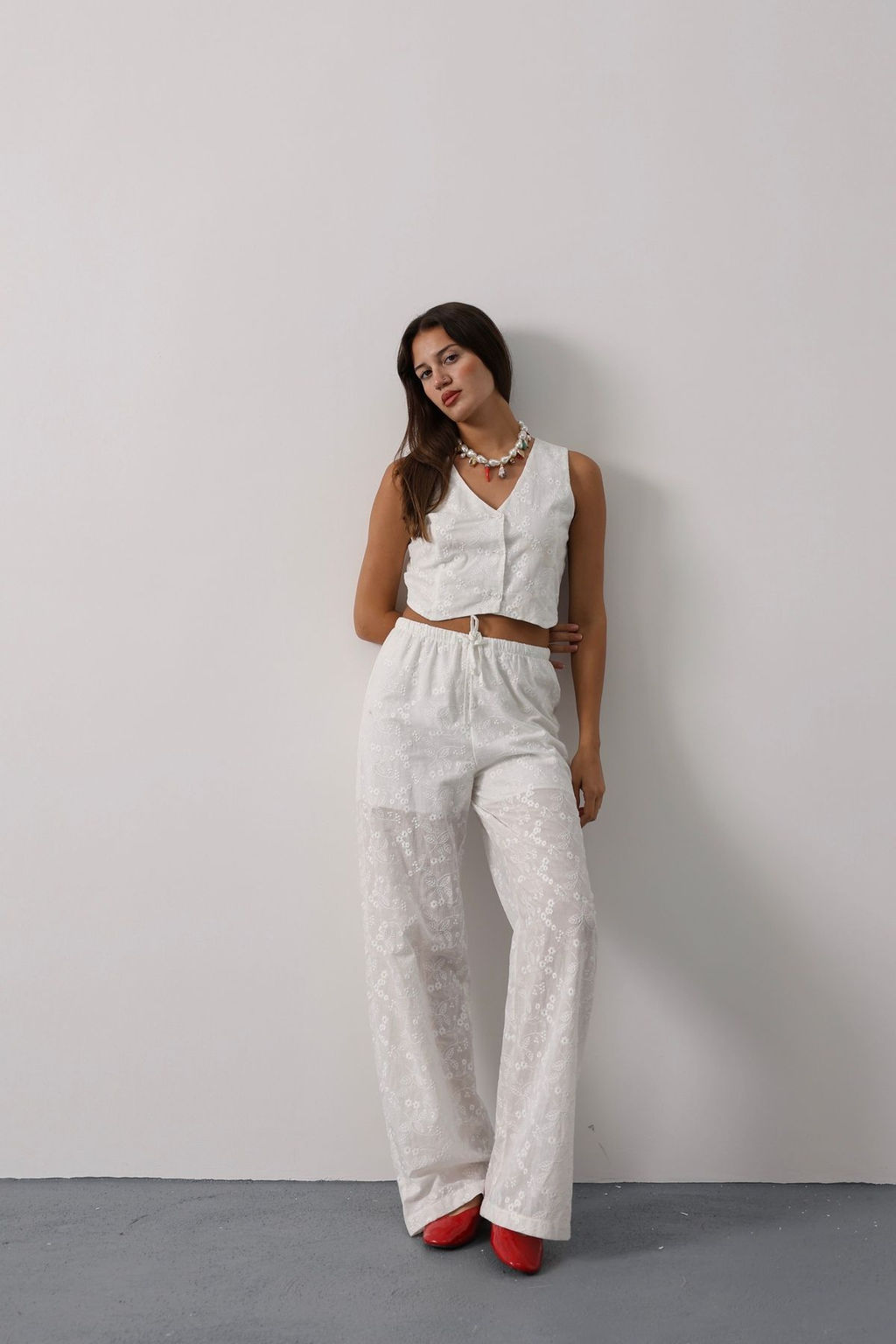 TRENDYOLMILLA Beyaz Beli Lastikli Straight Pantolon TWOSS25PL00044