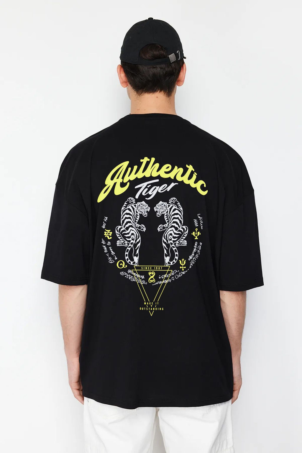 TRENDYOL MAN Siyah Oversize/Genis Kesim %100 Pamuklu Bask?l? Tok Kumas T-shirt TMNSS25TS00084