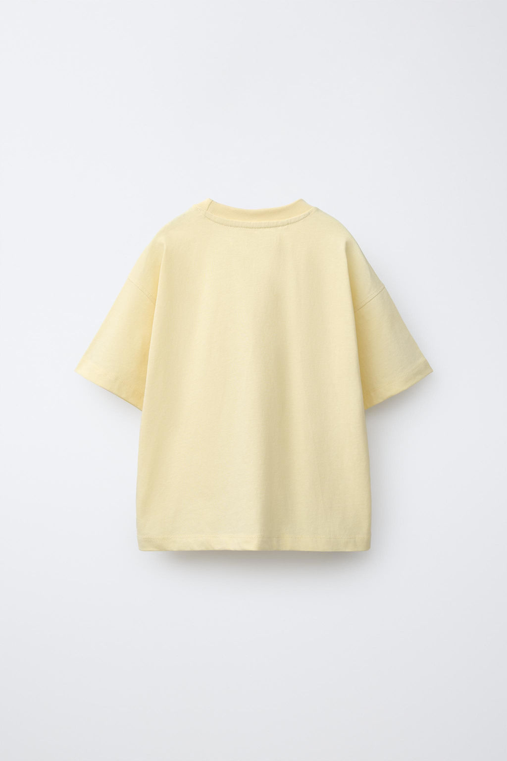 CONJUNTO CAMISETA Y BERMUDA TEXTO / Amarillo claro