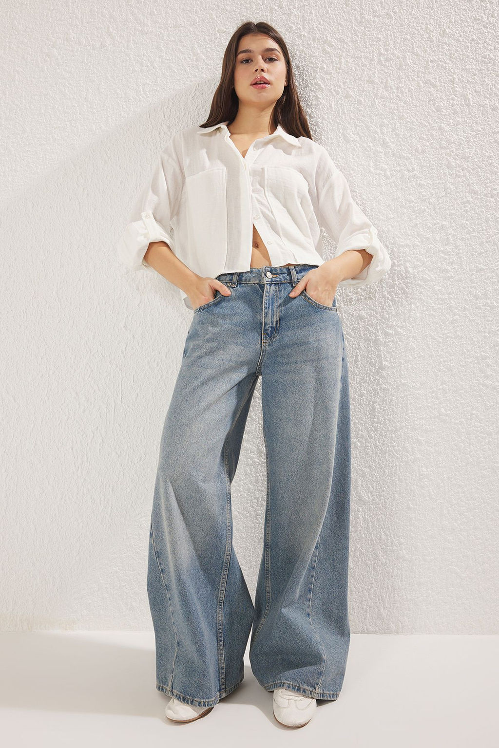 TRENDYOLMILLA Beyaz Muslin Kumas Buyuk Cep Detayl? Regular Normal Kal?p Crop Dokuma Gomlek TWOSS25GO00099 фото 3