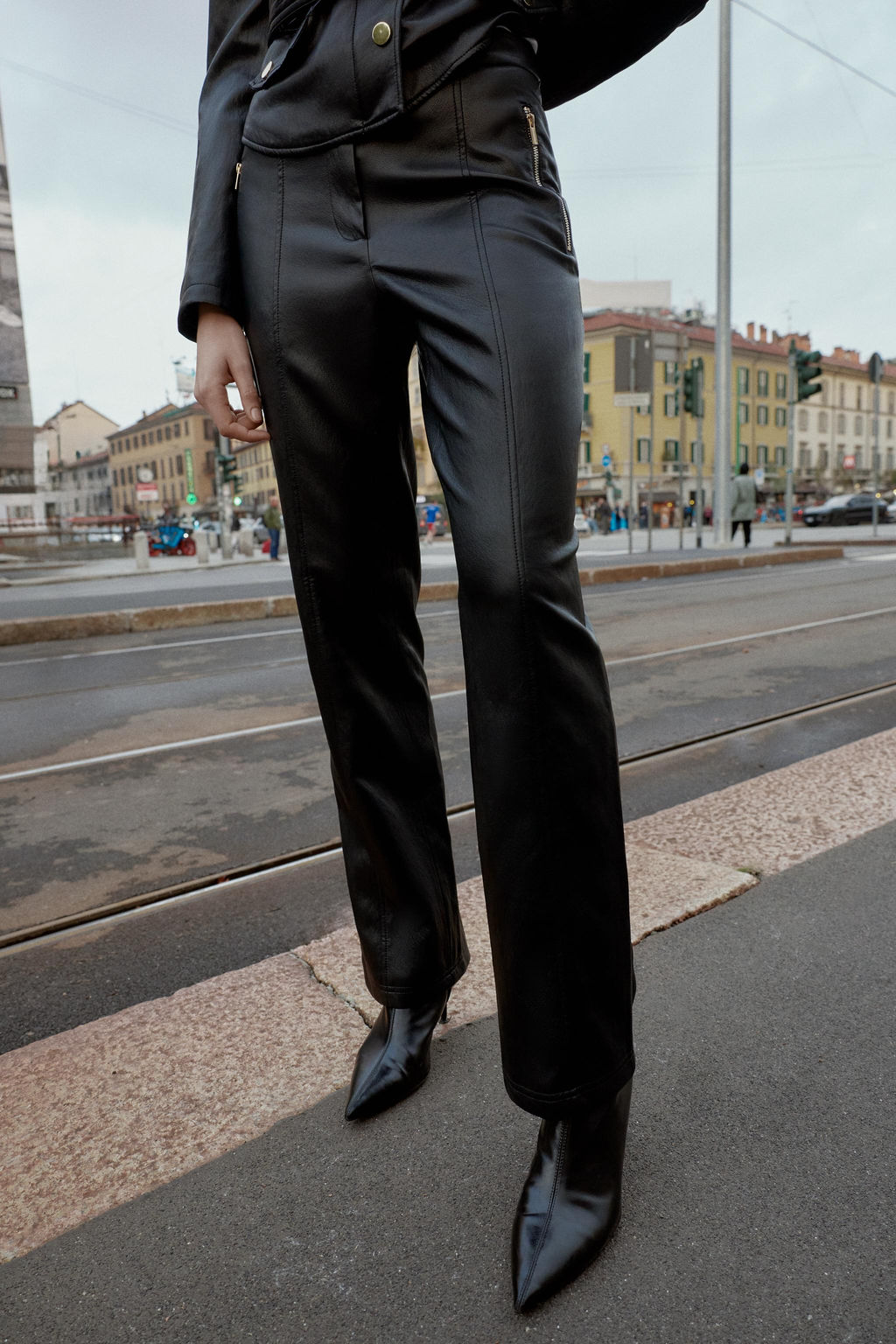 FAUX LEATHER FLARE TROUSERS - Zara фото 3