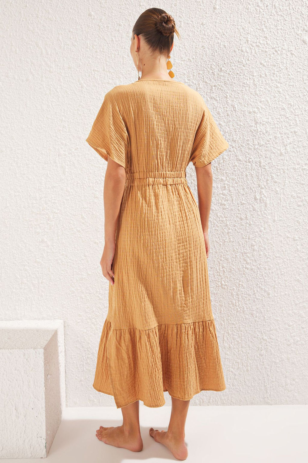 Bej Dokuma Buzgulu Maxi Plaj Elbise TBESS25EL00033 - Trendyolmilla фото 5