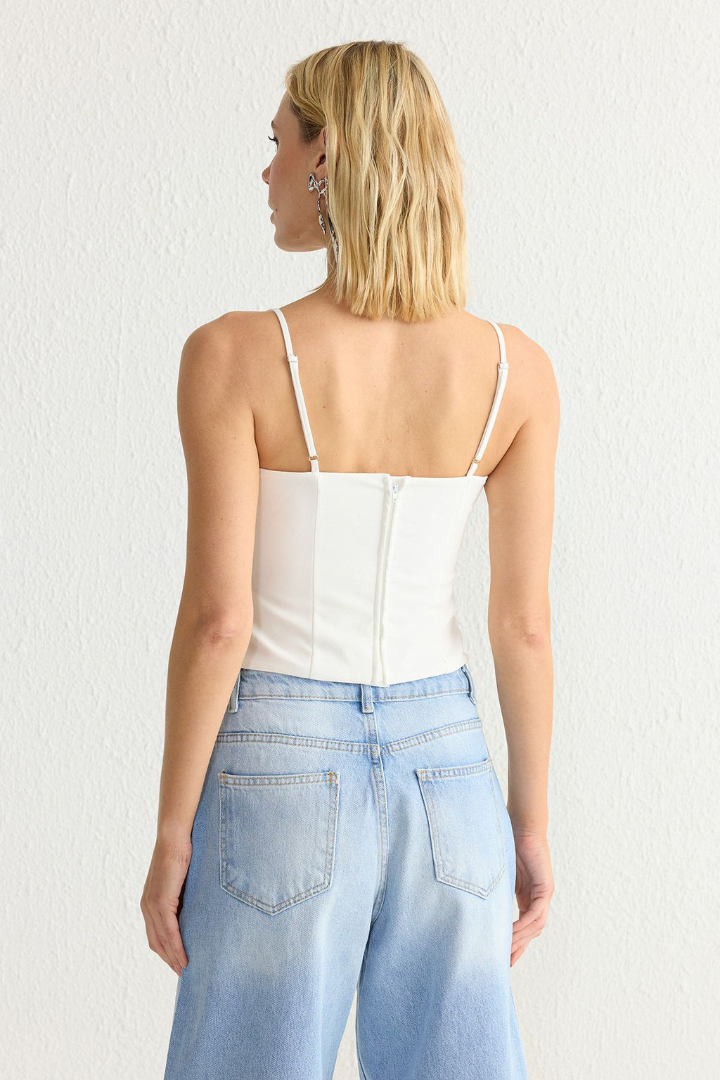 Beyaz V Yaka Ask?l? Crop Dokuma Bluz TWOSS25BZ00106