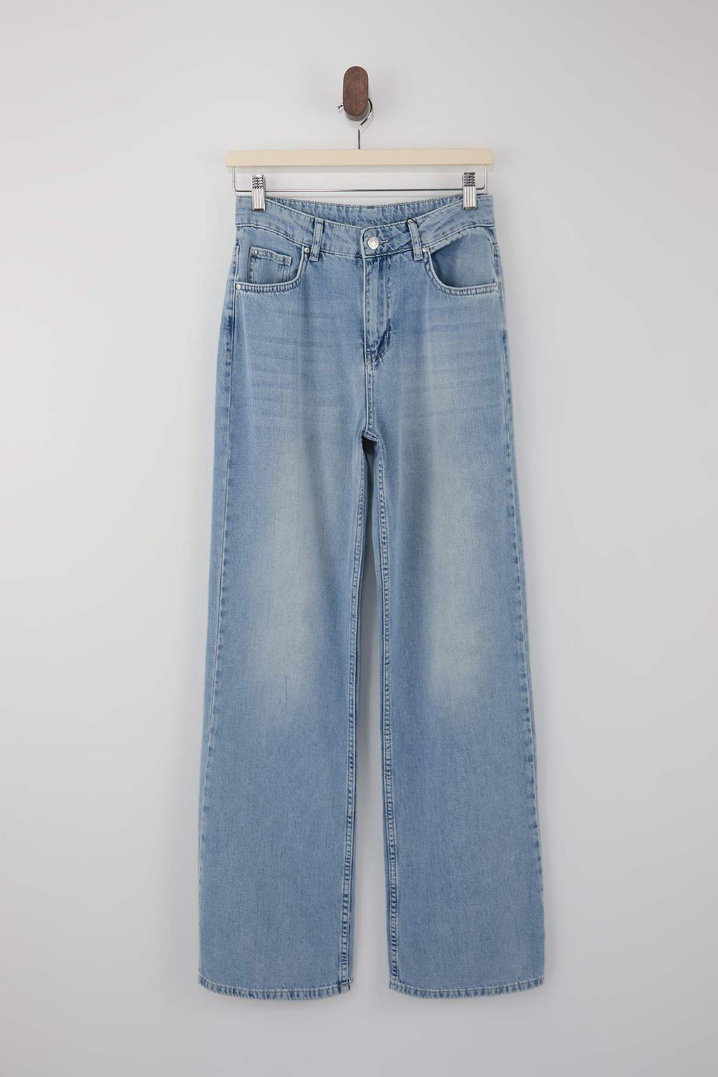 Trendyolmilla Wardrope Essentials Ac?k Mavi DOKUMLU Yuksek Bel Wide Leg Jeans TWOSS26JE00128