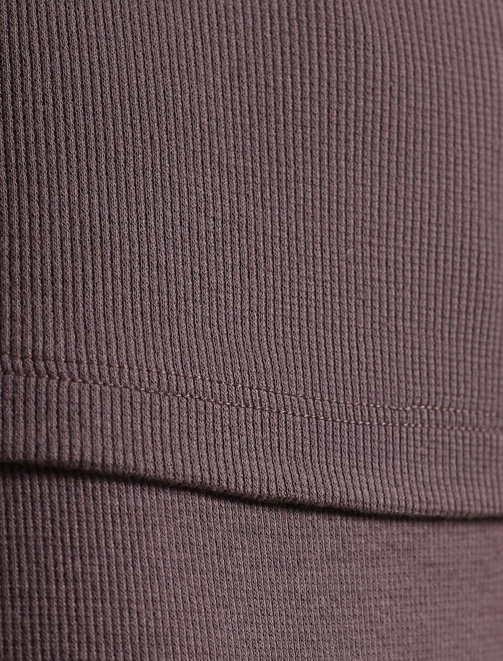 Лонгслив облегающий из фактурного трикотажа в рубчик с круглым вырезом на пуговицах - Vilatte фото 6