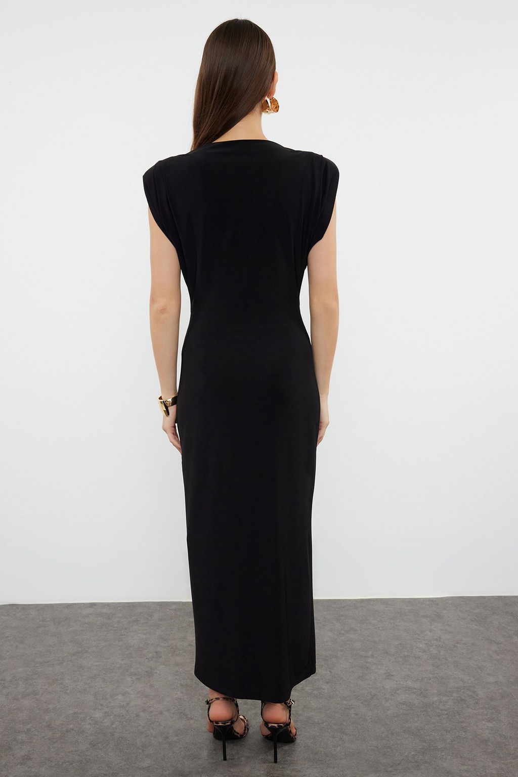 TRENDYOLMILLA Siyah Duz Midi Vatkal? Drapeli Bodycone/Vucuda Oturan Esnek Elbise Orme Elbise TWOSS24EL00975 фото 5