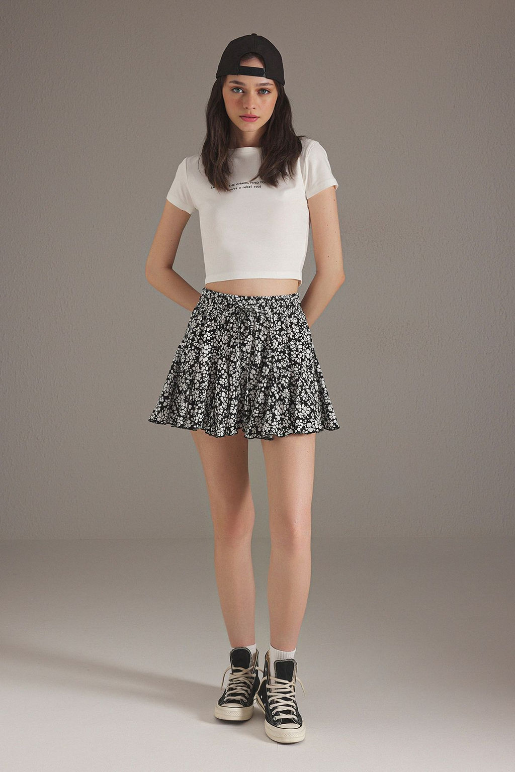 TRENDYOLMILLA Siyah F?rf?rl? Beli Lastikli Cicekli Sort & Bermuda TWOSS25SR00193 фото 2