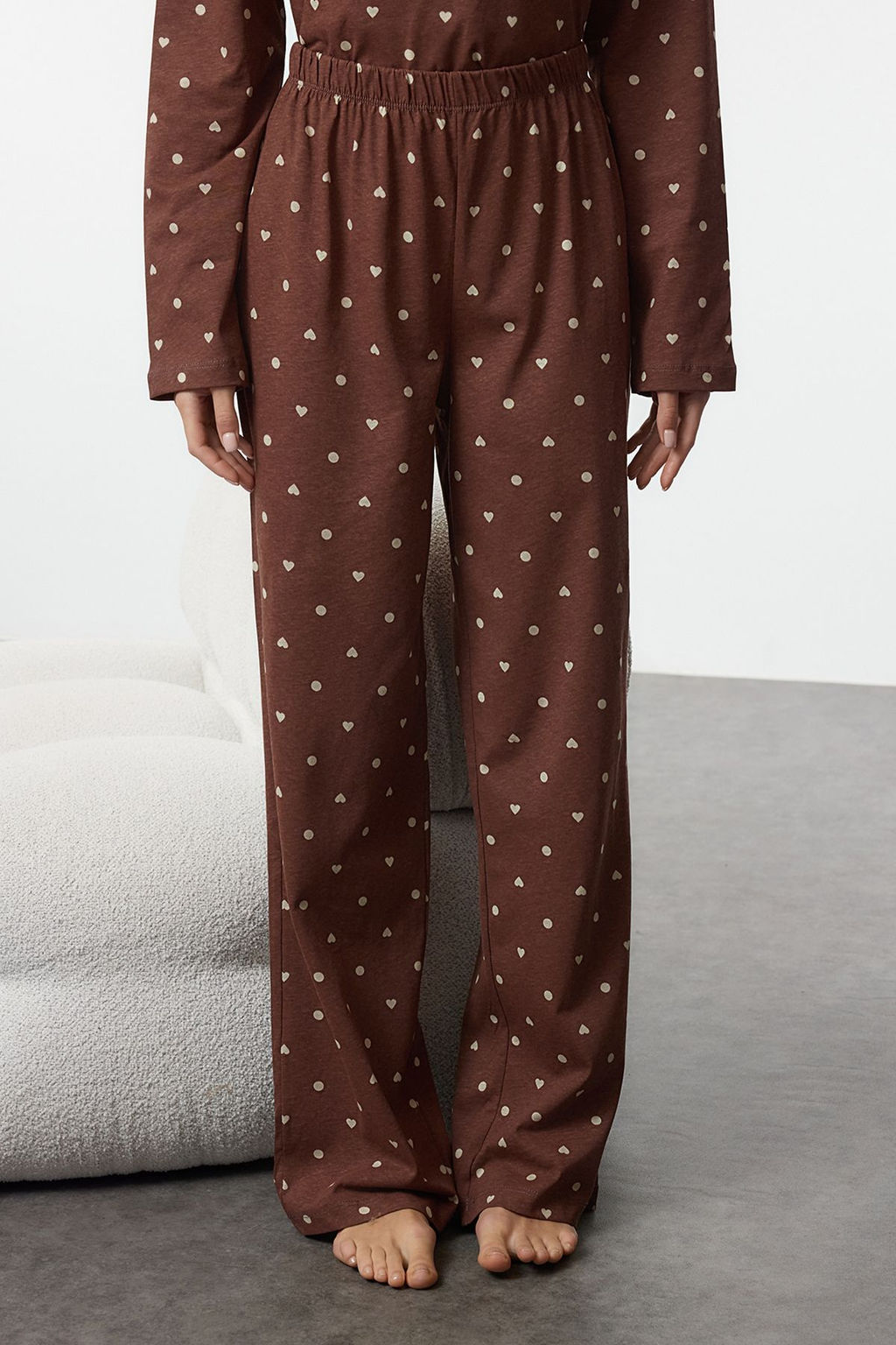 Kahverengi %100 Pamuklu Puantiye ve Kalpli Orme Pijama Tak?m? THMAW25PT00039