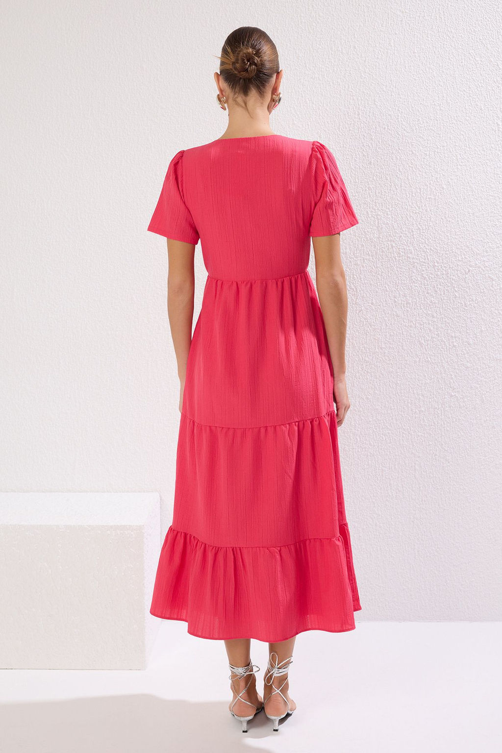 TRENDYOLMILLA Ekru Etegi Belden Ac?lan Kruvaze Yaka Astarl? Maxi Dokuma Elbise TWOSS24EL00693