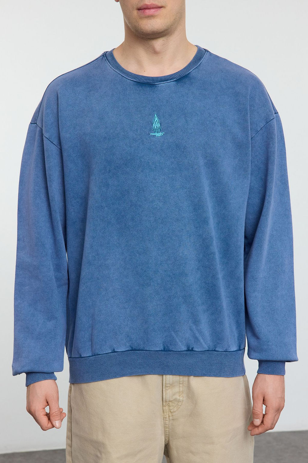 Indigo Oversize/Genis Kesim Soluk Efektli Mistik Temal? Sardonsuz Sweatshirt TMNAW24SW00189
