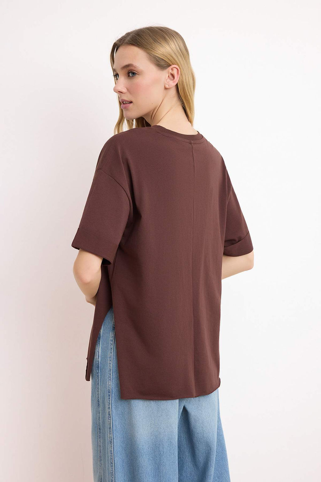 Koyu Kahverengi Cizgili Duble Kol Asimetrik Boyfriend Orme T-Shirt TWOSS20TS0828