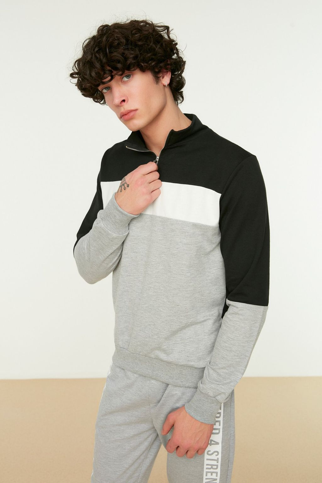 Siyah Slim/Dar Kesim Renk Panelli Uzun Kollu Hakim Yaka Fermuarl? Sardonsuz Sweatshirt TMNAW20SW0129 - Trendyolmilla фото 3