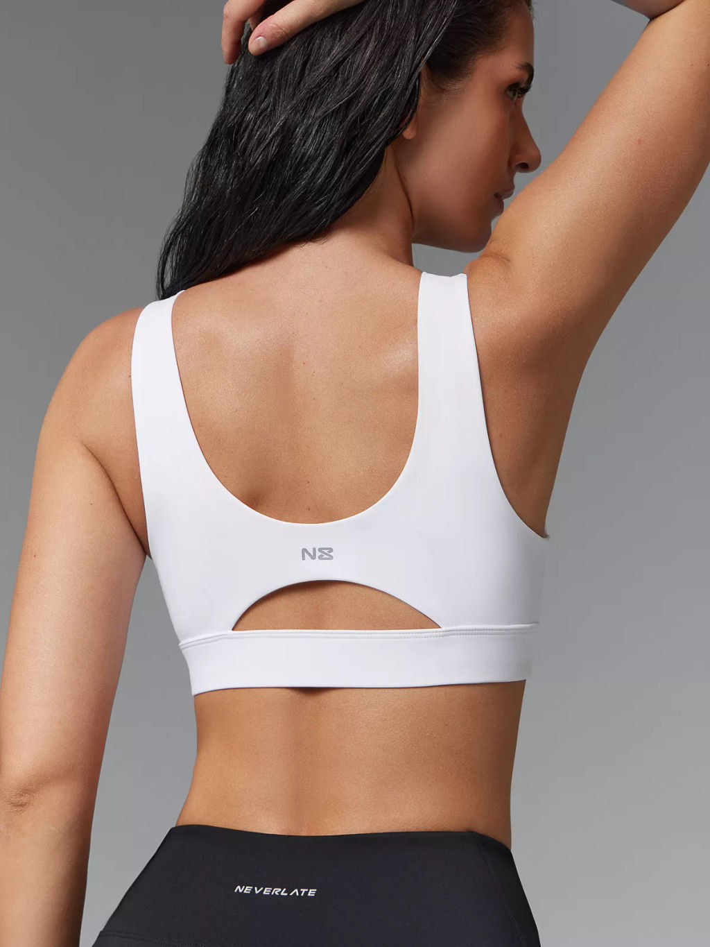 Спортивный топ-бра со средней поддержкой и фигурной вставкой на груди