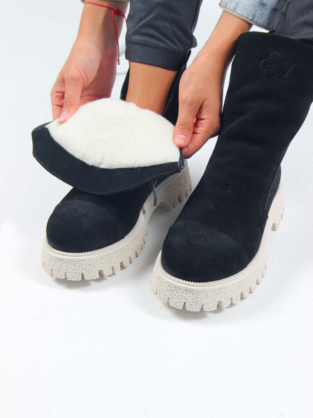 Ботинки 233.1541be. Черный замша/Байка