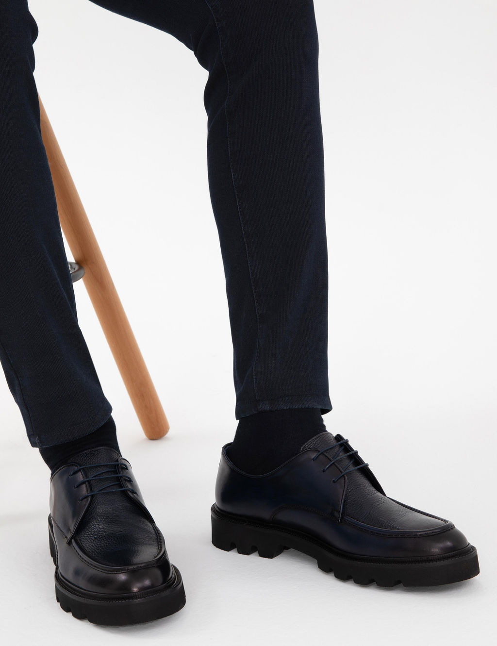 Темно -синие ботинки