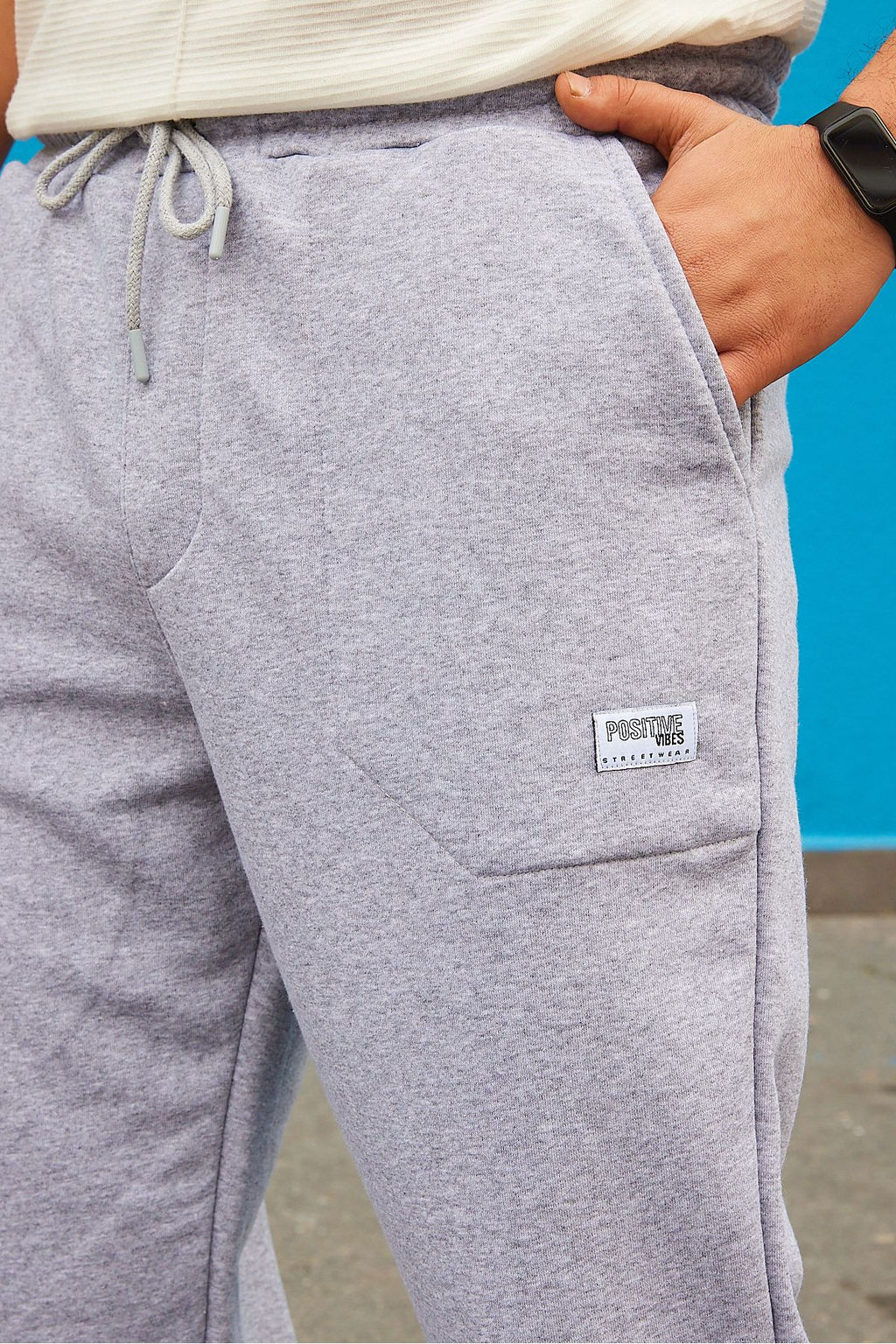 TRENDYOL MAN Ekru Regular Fit Etiket Aplikeli Cepleri Dikisli Esofman Alt? TMNSS23EA00010 - Trendyolmilla фото 3